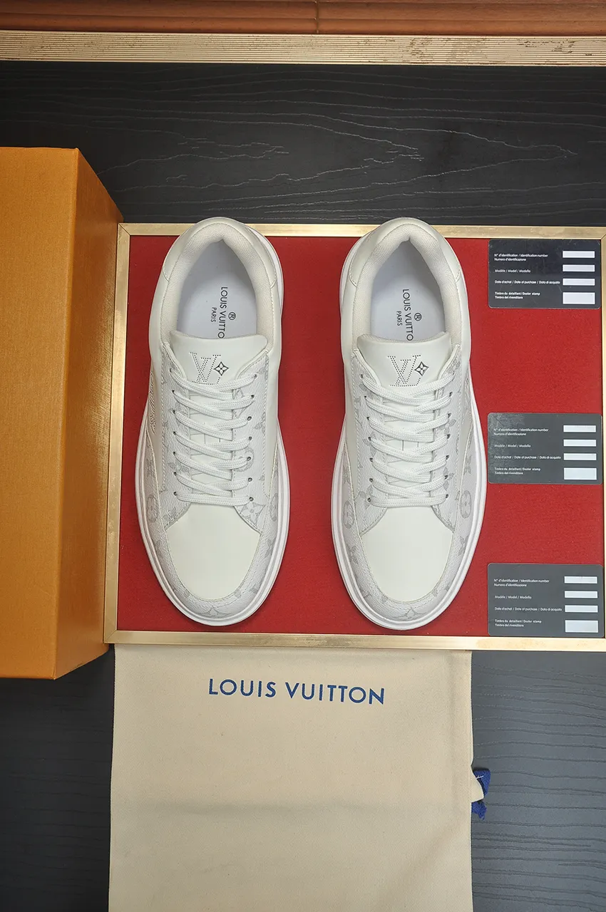 Men's men's shoes 💰640💶Original development, quality shipping, welcome to compare - LV sneaker series sports shoes introduce the loose silhouette of the ready-to-wear series into the spring and summer men's wear shows and make an eye-catching appearance. The cow leather upper is combined with rough fabric laces, and colorful beading highlights the brand's classic elements. LV letters mark the tongue and Monogram floral outsole. Mixed materials Made of top-grain cowhide, thick shoelace design, large Monogram print on the side, mesh lining and cotton feet, the comfort is as extreme as ever, premium heritage, quality first, worth owning! Size: Men’s 38-45 (45 is custom-made and cannot be returned or exchanged)